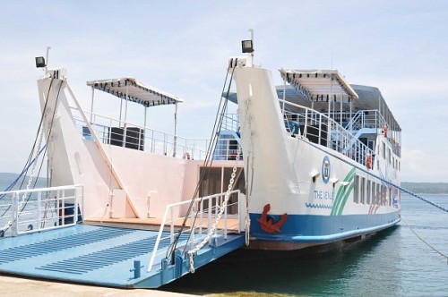 the venue party boat outside view